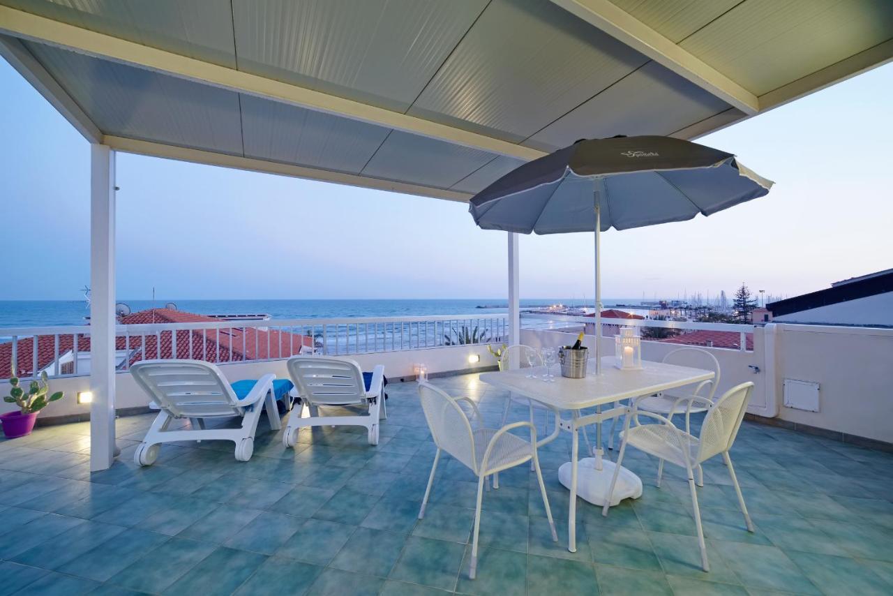 Archimede, Appartamento Con Vista In Centro A Marina Di Ragusa Bagian luar foto